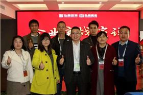 黄总和参加学习的伙伴合影留念